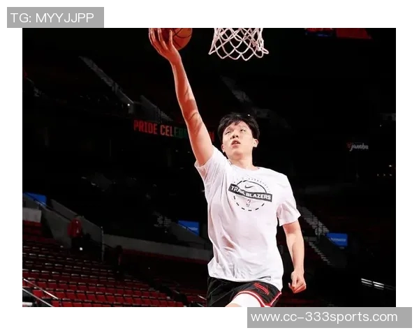 杨瀚森神勇防守一击扇飞弗里曼托篮下进攻皮球瞬间