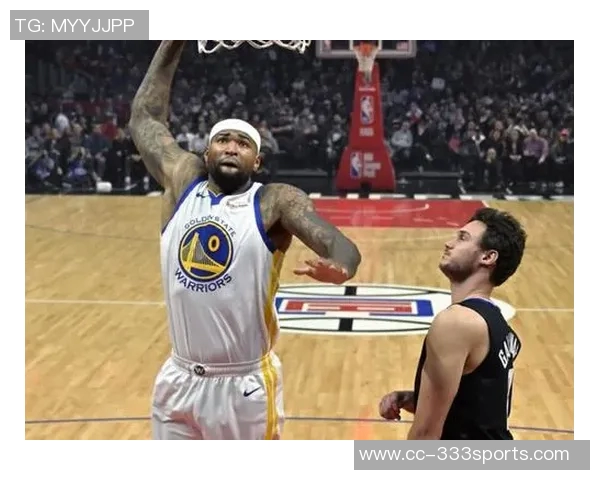 泰森关键时刻拼抢篮板却因犯规失误10投5中斩获15分4篮板表现不俗